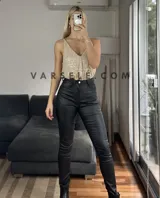 Musculosa plateada con lentejuelas, escote en V y tirantes finos.