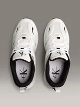 Zapatillas urbanas Calvin Klein Jeans, de estilo retro, color blanco con detalles en plateado y negro. Confeccionadas en malla y cuero sintético, con logo CK en el lateral.