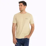 Remera color arena con logo de la marca Merrell estampado en el pecho.