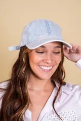 Gorra de visera color rosa.