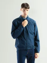 Campera de microfibra azul, resistente al viento y a la humedad, con cierre frontal y puños ajustables.