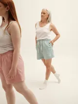 Short de algodón a rayas verticales celestes y blancas, con cintura elástica y cordón de ajuste blanco.