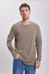 Remera manga larga color visón con efecto lavado.