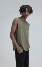 Sudadera sin mangas color verde militar, con cuello redondo y tejido de punto calado.
