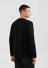 Camiseta básica unisex de manga larga color azul marino, con escote en V.