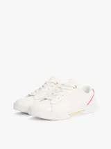 Zapatillas urbanas Tommy Hilfiger color blanco con detalle rosa en el talón y logo dorado en la suela.