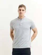 Remera de manga corta con cuello mao y tapeta de botones, color celeste.