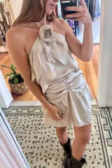 Top azul con escote halter, volados y una rosa removible hecha en tela.