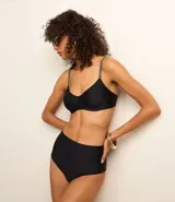 Bombacha de bikini tiro alto color negro, de microfibra lisa.