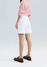 Bermuda de sarga color negro, corte chino, con bolsillos laterales y traseros.