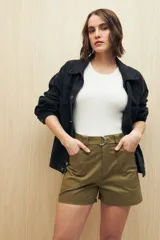 Short negro de gabardina, corte recto, con bolsillos delanteros y traseros, y presillas para cinturón.