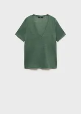 Remera color crema de lino con cuello en V y mangas cortas.