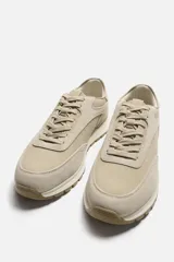 Zapatillas casual color beige con cordones. Parte superior fabricada en combinación de piezas con detalles en piel con acabado serraje. Suela dentada en contraste de color.