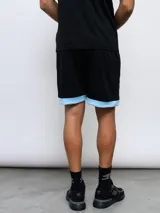 Short deportivo Umbro azul marino con cintura elástica y ribete blanco en el ruedo.