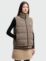 Chaleco acolchado de lana con diseño a cuadros en tonos marrón, beige y negro. Presenta cuello alto, cierre frontal con cremallera y el parche del logo de Moncler en el pecho.