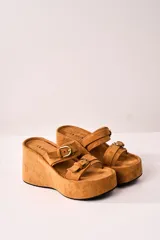 Sandalias color camel con plataforma tipo flatform y dos tiras anchas con hebillas doradas.