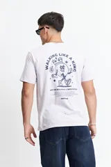 Remera de manga corta color lila claro con cuello redondo y logo estampado en el pecho.