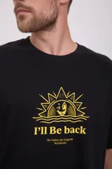 Camiseta negra de manga corta con cuello redondo y estampado amarillo con la frase "I'll Be Back" y un sol con cara.