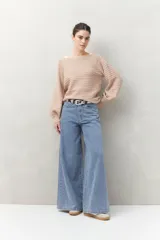 Sweater negro tramado de silueta relajada, con combinación de texturas en el tejido y mangas abullonadas con puños elastizados.
