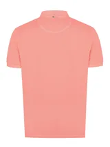 Chomba color salmón de piqué de algodón orgánico, con cuello clásico y tapeta de dos botones.