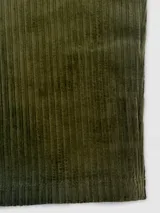 Pantalón de pana verde militar con cintura elastizada, cordón de algodón, bolsillos laterales y un bolsillo trasero.
