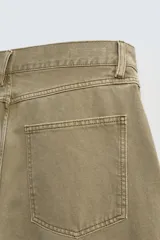 Pantalón de jean color verde oliva, corte balloon fit, con cinco bolsillos, efecto lavado y costuras giradas hacia adelante.