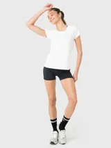 Remera deportiva de manga corta color fucsia, con cuello redondo y tecnología Aircool de secado rápido.