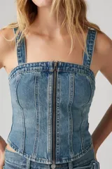 Bustier de jean con cierre frontal y breteles anchos.