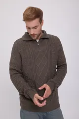 Sweater de punto trenzado color marrón con cuello alto y cierre de cremallera.