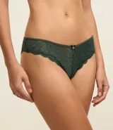 Bombacha de bikini color celeste, de encaje rústico floral, con lazo y dije colgante.