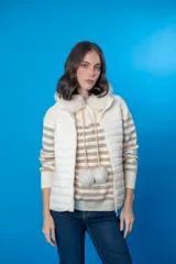 Chaleco acolchado color beige con cierre frontal y cuello alto.
