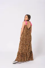 Vestido largo con estampado de animal print y volado, con breteles fucsias ajustables.