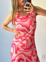 Vestido largo de fiesta con estampado abstracto en tonos rosados y blancos, cuello halter y corte ajustado al cuerpo.