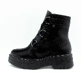Bota corta negra de cuero sintético con cordones y hebilla lateral. Tiene plataforma con suela track.