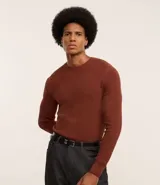 Suéter masculino de malla de viscosa y poliamida color gris claro, con textura de cuadros grid, cuello redondo y mangas largas.