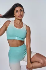 Conjunto deportivo de top y short color verde agua con degradé a blanco. El top es de corte racer-back y tiene el logo "bk." estampado en el frente. El short es de tiro alto.