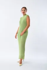 Vestido verde de tejido de punto con cuello alto y mangas cortas.