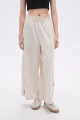 Pantalón palazzo estampado con cintura elastizada.