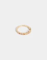Anillo dorado con corazones de strass multicolor.