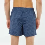 Short de baño azul marino con estampado geométrico, cintura elástica y cordón ajustable.