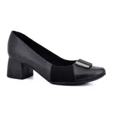 Zapato de cuero negro con taco cuadrado, detalle de elástico y aplique metálico en la capellada.