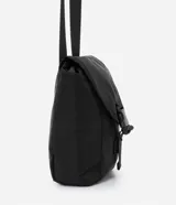 Bolso mini tipo bucket color negro, hecho en poliamida sin estampa. Tiene cierre delantero con tirador y cordón elástico, y tapa con enganche.