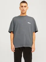 Camiseta gris de manga corta y cuello redondo con logo pequeño estampado en el pecho.