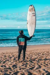 Hoodie negro con estampado en la espalda.