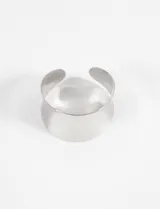 Pulsera rígida plateada tipo cuff, de metal.