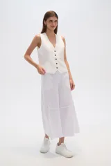 Pantalón blanco de lino, corte ancho, tiro alto y bolsillos laterales.