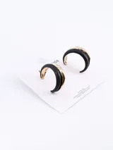 Set de aros tipo argolla con diseño bicolor, dorado y negro.