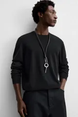 Jersey negro de lana y cashmere, de corte regular, cuello redondo y manga larga.