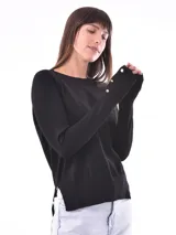 Buzo de tejido liso color negro, con escote redondo y manga larga. El puño y el ruedo son acanalados.