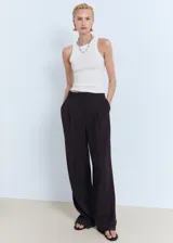 Top sin mangas color blanco, de tejido acanalado, con cuello halter y diseño entallado.